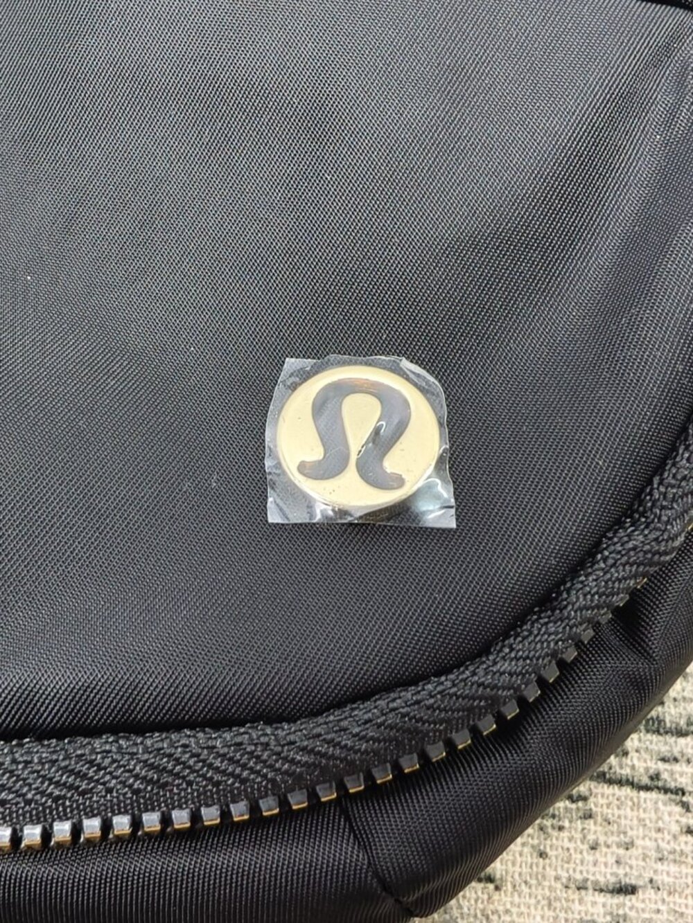 Lululemon - All Night Festival Bag - Micro 2L - Black/Gold - Picture 6 of 6